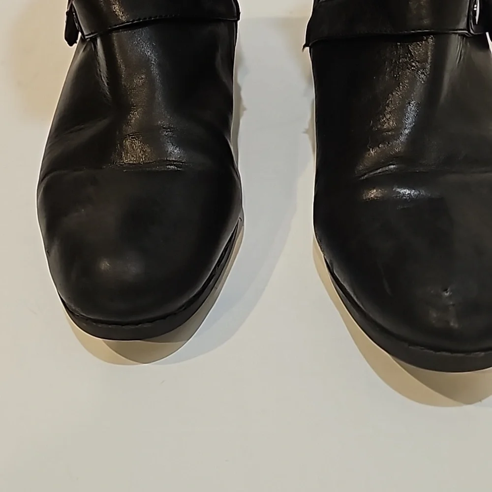 Mee too, Black Kknee Hgh leather boots low heel round toe size 9.5M